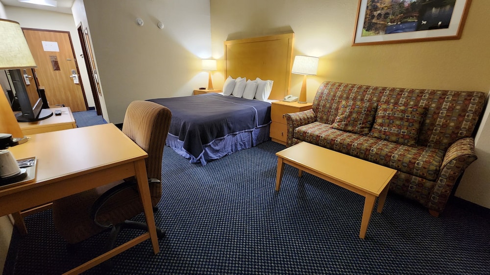 Deluxe Room, 1 King Bed with Sofa bed, Refrigerator & Microwave photo 1