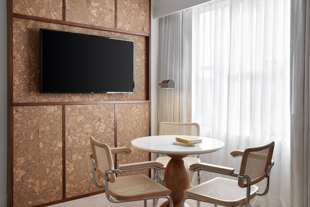 Deluxe Two Queen with Kitchenette photo 3