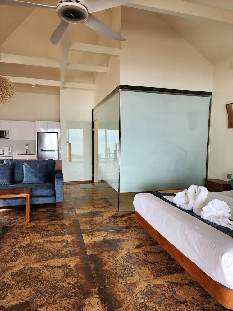 Beachfront Private Pool Villa - Photo 11