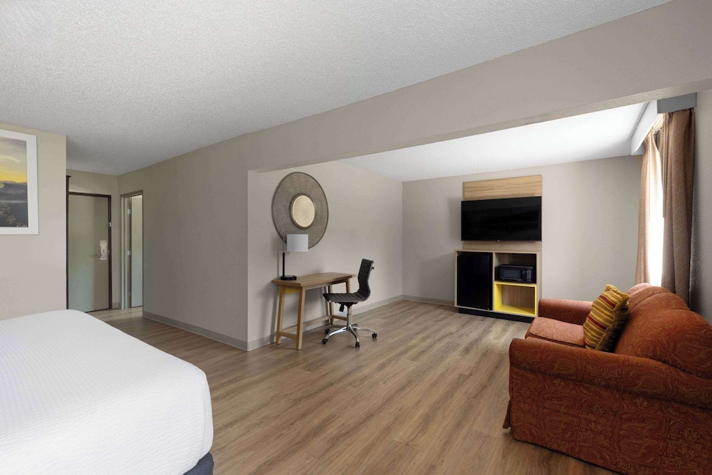 Suite, Multiple Beds, Non Smoking - Photo 1