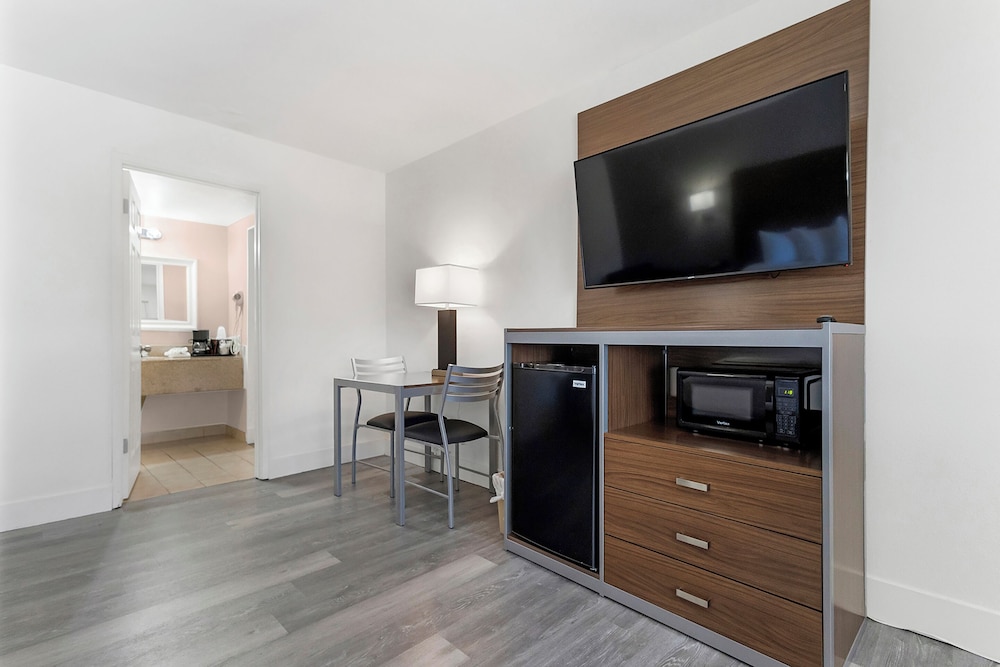 Standard Room, 1 King Bed, Non Smoking - Photo 8