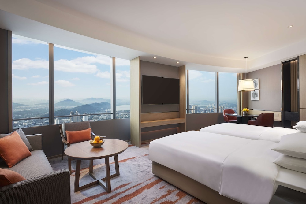 Deluxe Room, 1 King Bed, City View - Photo 1