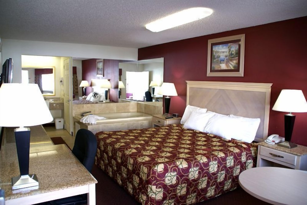 Deluxe Suite, 1 King Bed, Jetted Tub photo 1