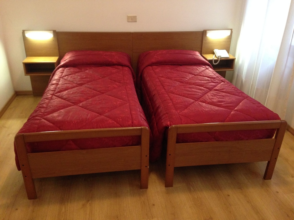 Twin Room, Non Smoking photo 3