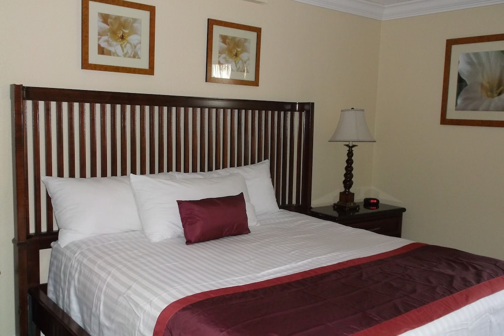 Room, 1 Queen Bed, Non Smoking, Lake View (Efficiency) photo 3