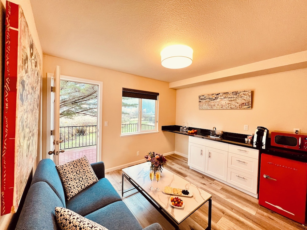 Deluxe Suite, 1 King Bed, Kitchenette, Valley View, photo 6