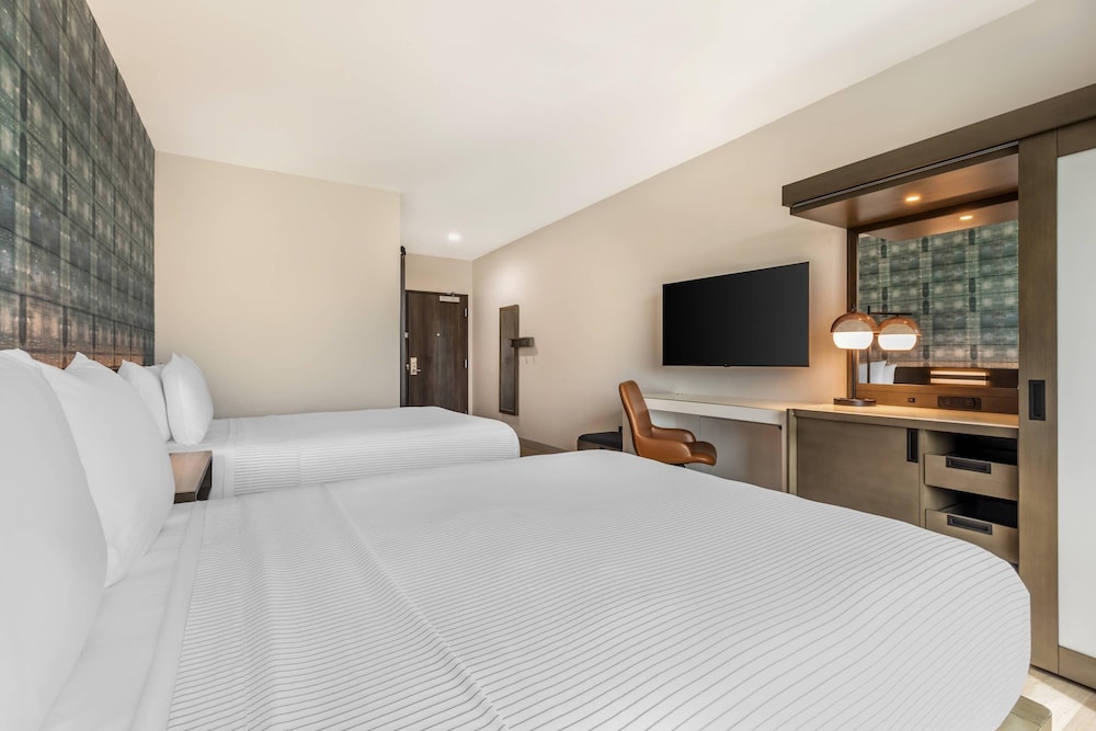 Room, 2 Queen Beds, Roll-in Shower, Non Smoking photo 2