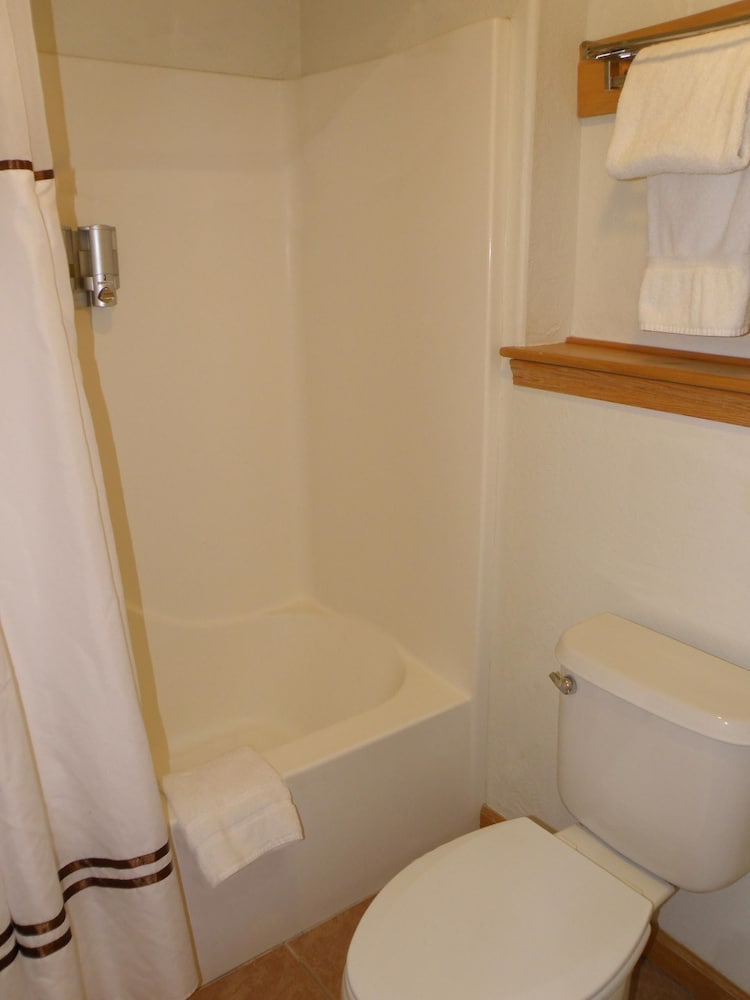 Deluxe Room, 1 King Bed photo 2