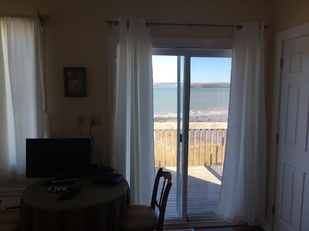 Room, 1 Queen Bed, Balcony, Ocean View photo 2