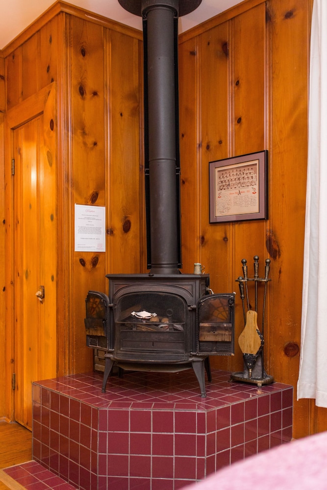 Queen Bed Fireplace (Leroy "Satchel" Paige) photo 1