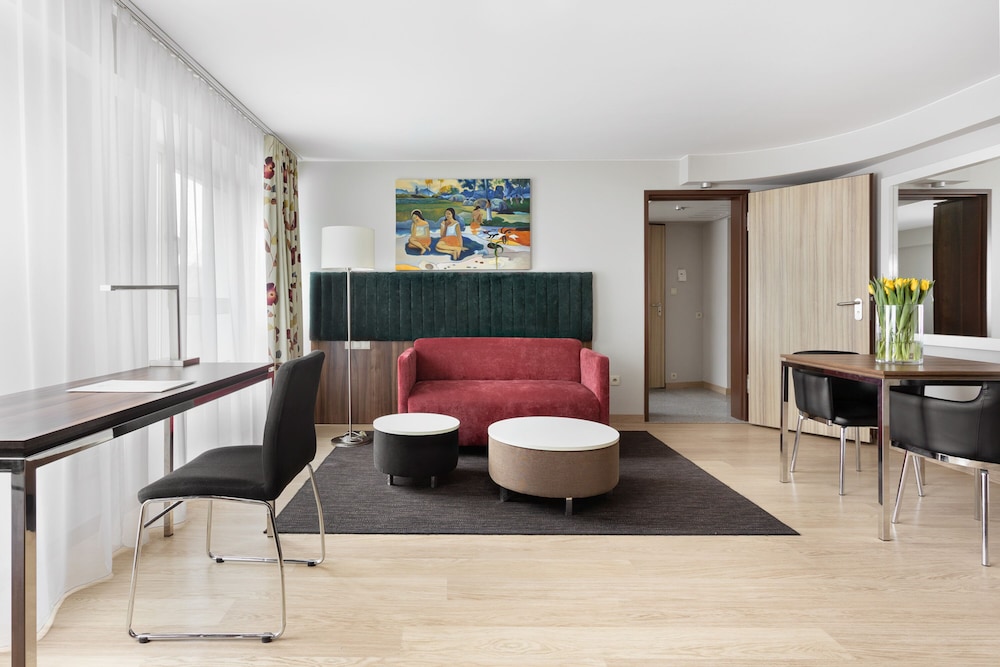 Superior Studio, 1 King Bed, Jetted Tub photo 2