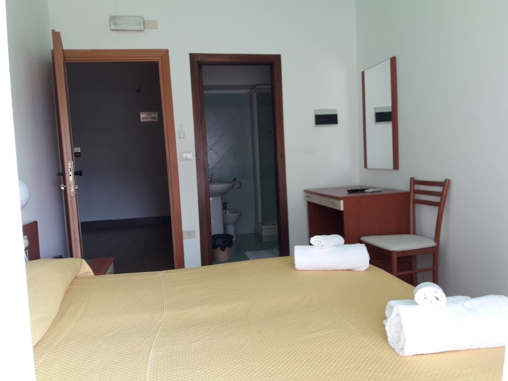 Economy Double or Twin Room, Balcony photo 3