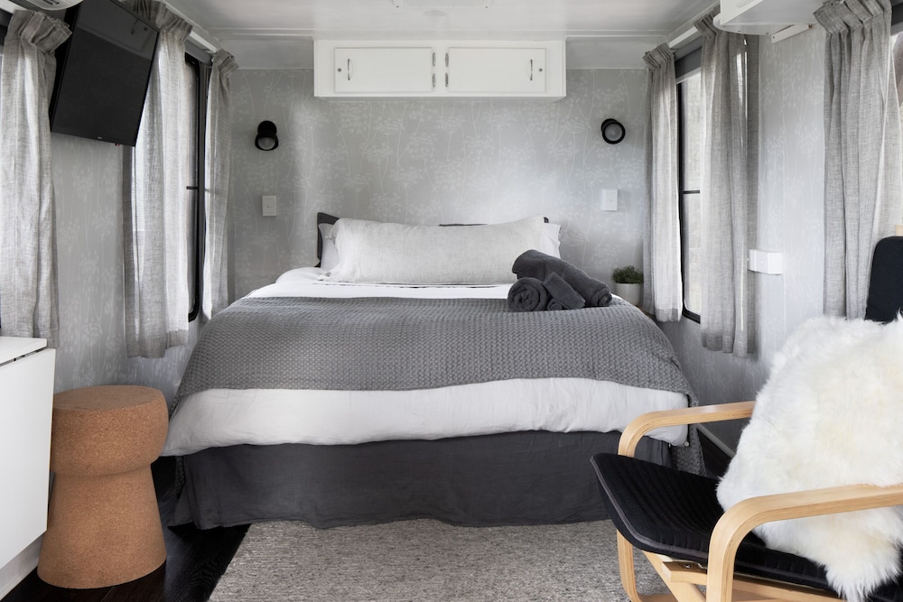 Comfort Cabin, 1 Queen Bed, Mountain View photo 1