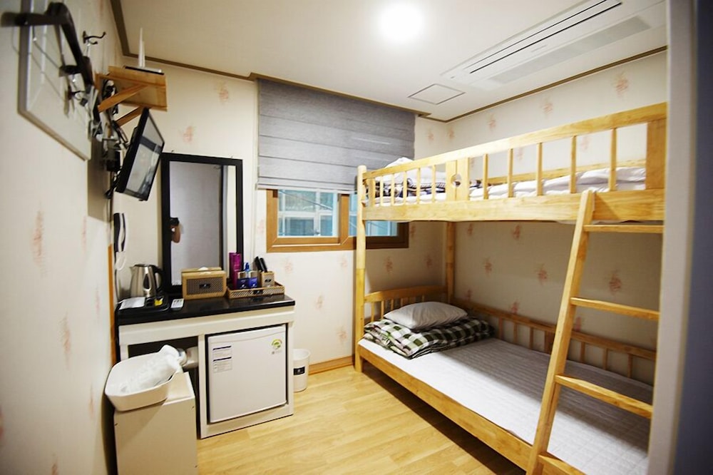 2 Pax Dormitory, Mixed Room, Outside Private Bathroom (Personal Netflix account available) photo 1