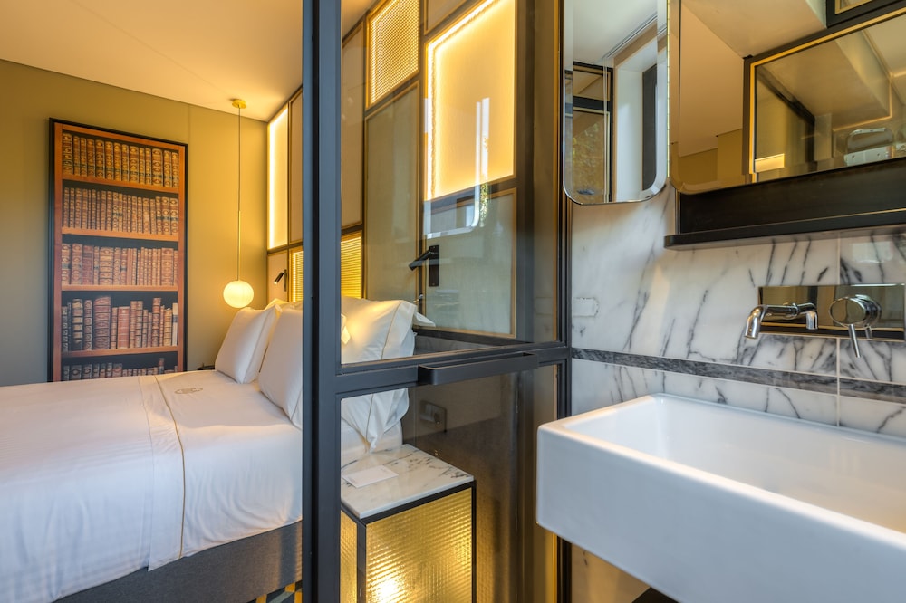 Deluxe Double Room - Photo 11