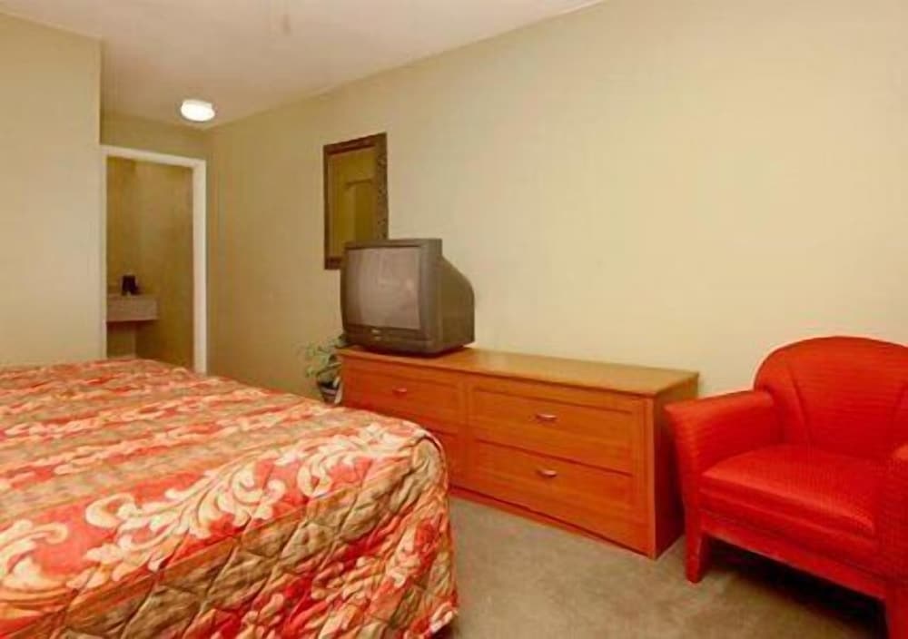 Standard Room, 1 Queen Bed, Non Smoking photo 3