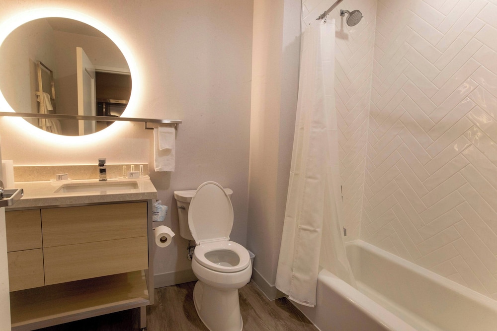 Studio, 2 Queen Beds (Mobility Accessible, Roll-In Shower) photo 3