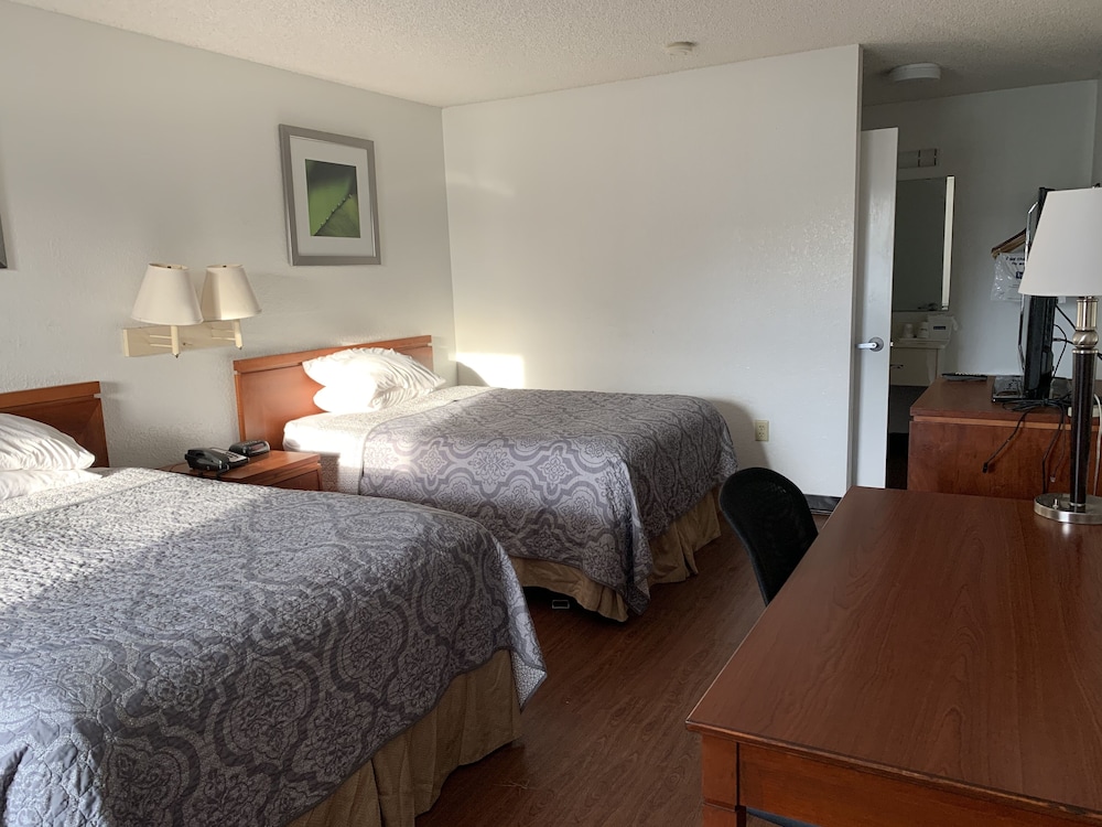 Studio Suite, 1 King Bed, Smoking photo 3