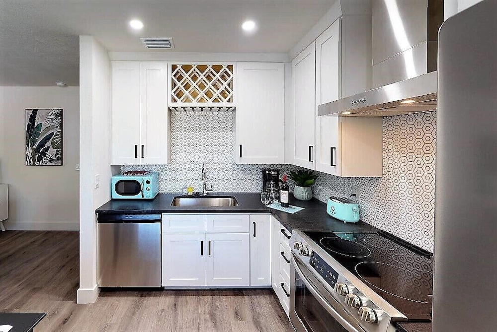 Deluxe Downtown Tangerine Condo 2 Bedroom Top Floor Non-Smoking