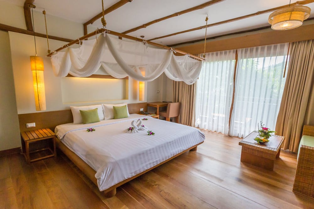 Deluxe Room, 1 King Bed, Pool View - Photo 1