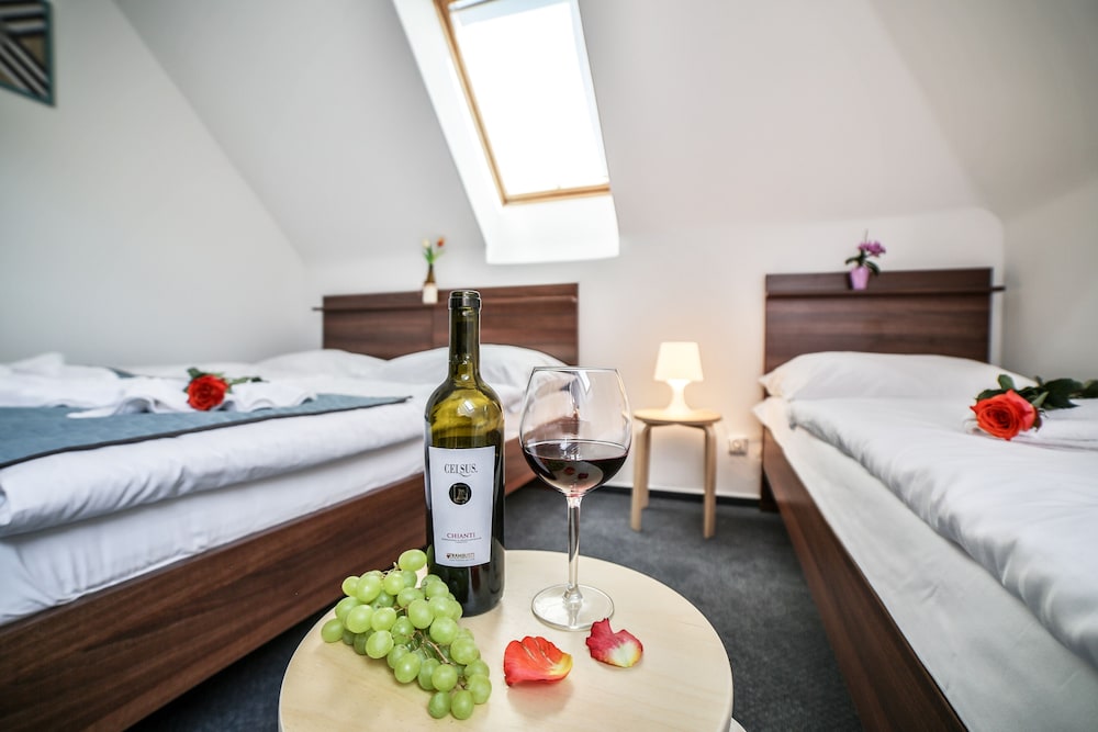Triple Room, 1 Bedroom, Ensuite, City View photo 2