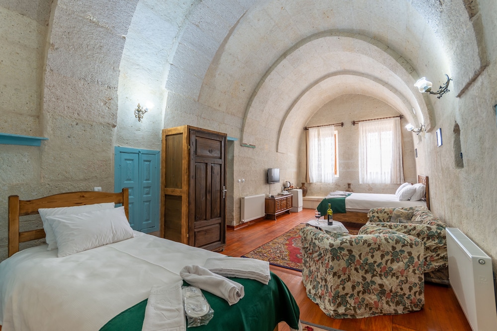 Traditional Triple Room, Multiple Beds photo 1