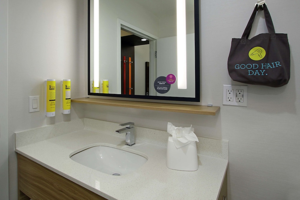 Room, 1 King Bed, Accessible, Bathtub - Photo 3
