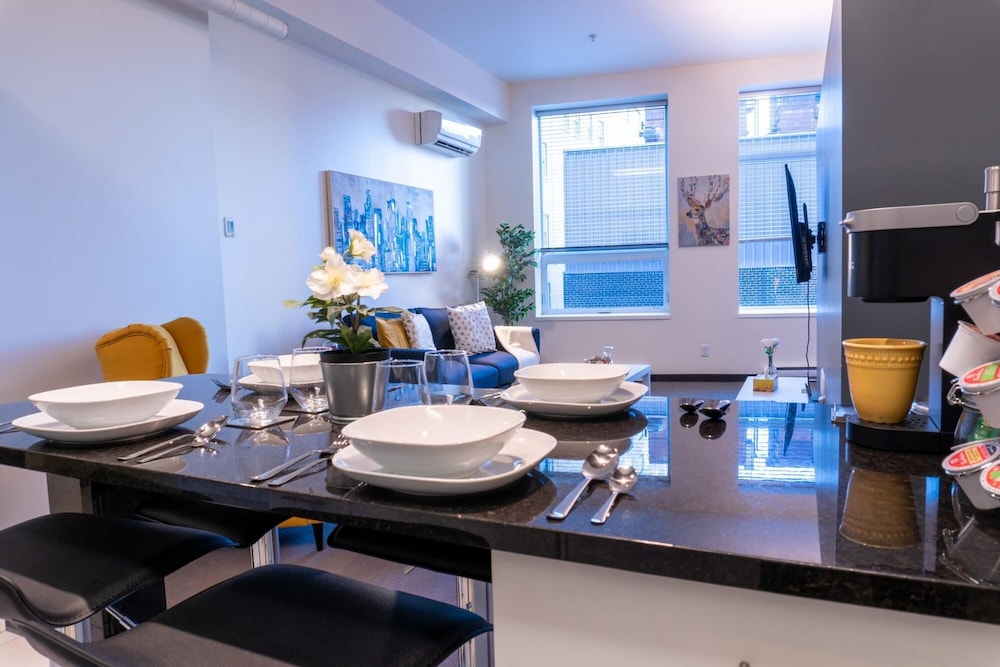 Comfy DT Loft w Parking Rooftop Patio BBQ Gym, 写真 14