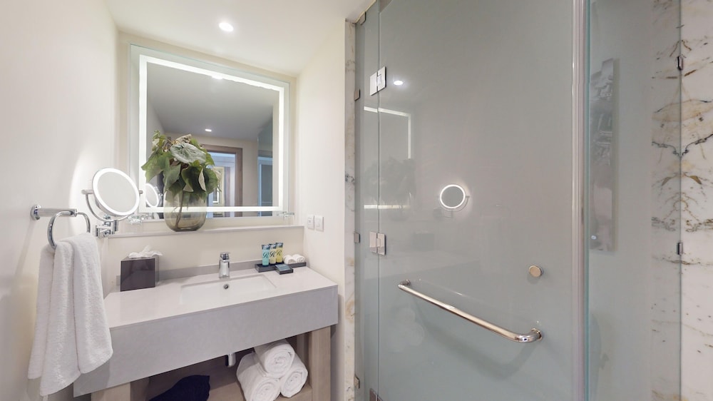 Luxury Partial Ocean View Room King Diamond Club