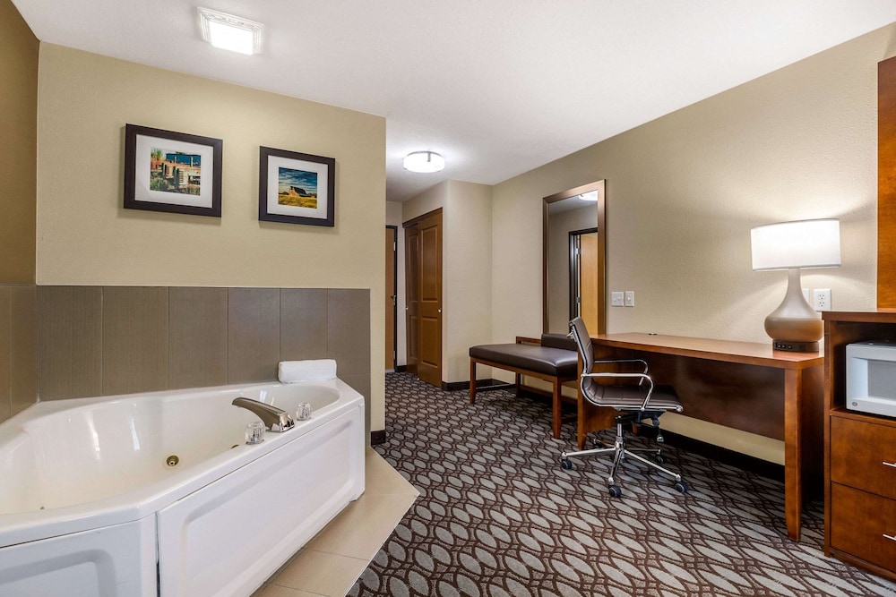 Standard Room, 1 King Bed, Non Smoking - Photo 4