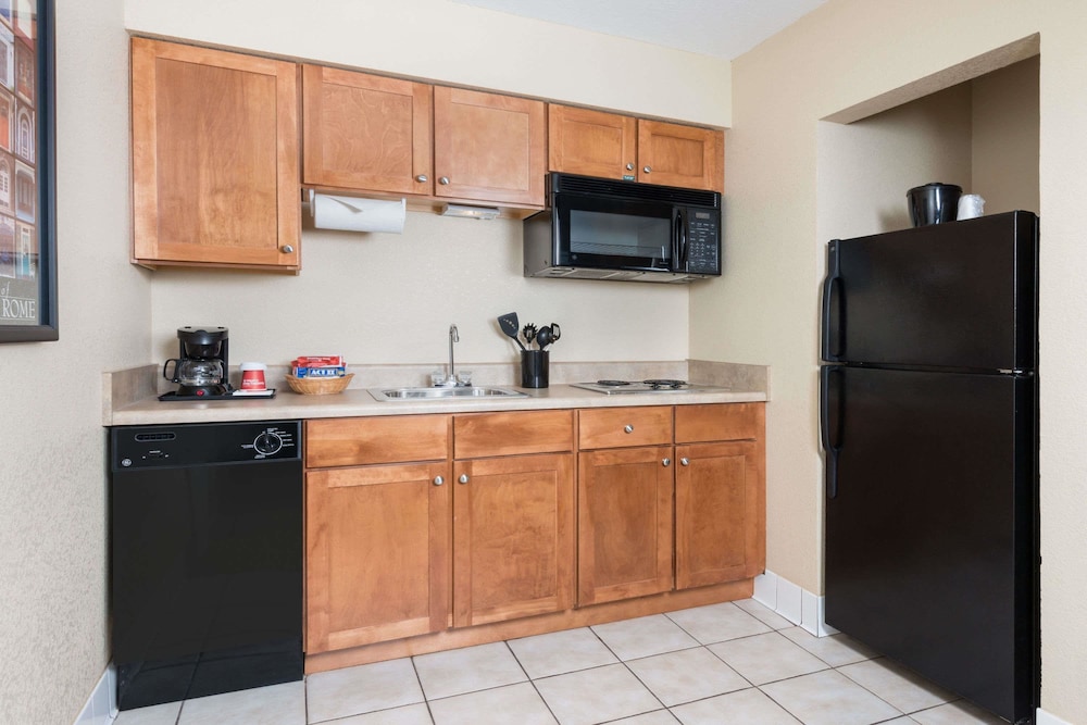 Suite, 1 King Bed, Non Smoking (Mobility Accessible) - Photo 2