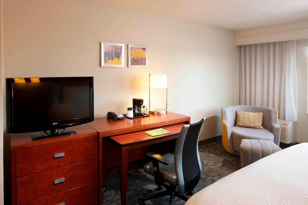 Room, 2 Queen Beds (Hearing Accessible) - Photo 2