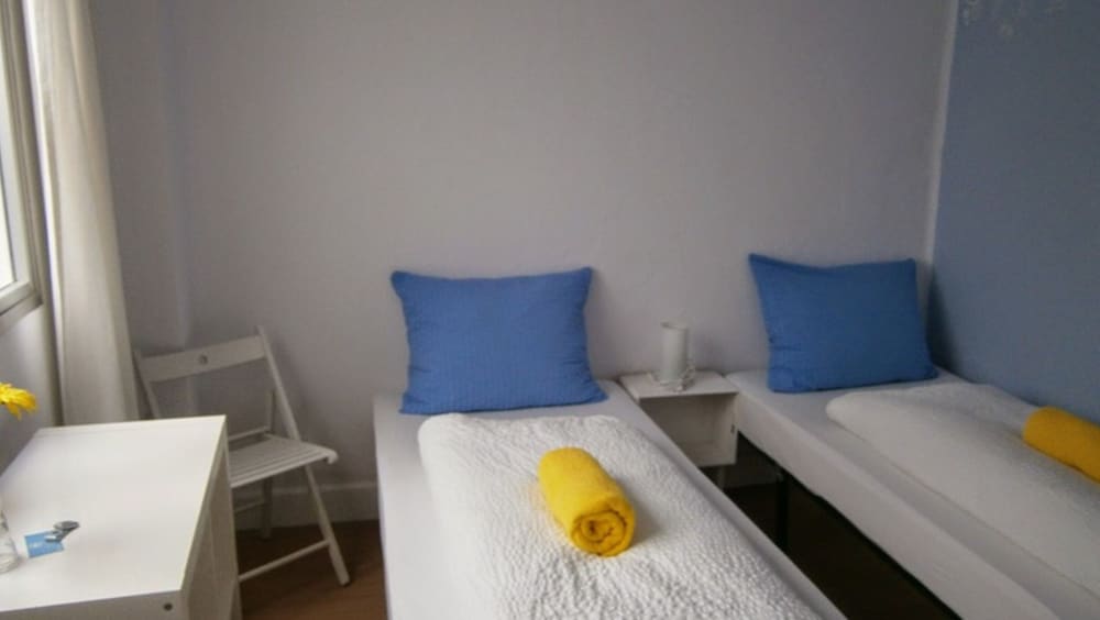 Habitación Triple Estándar, Baño Compartido, Vista a la Ciudad