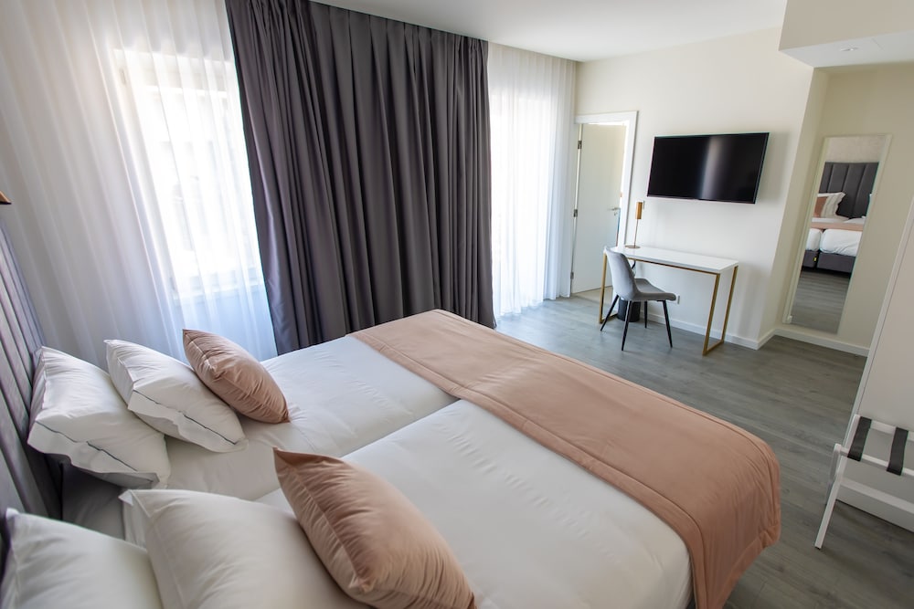 Deluxe Double or Twin Room photo 3