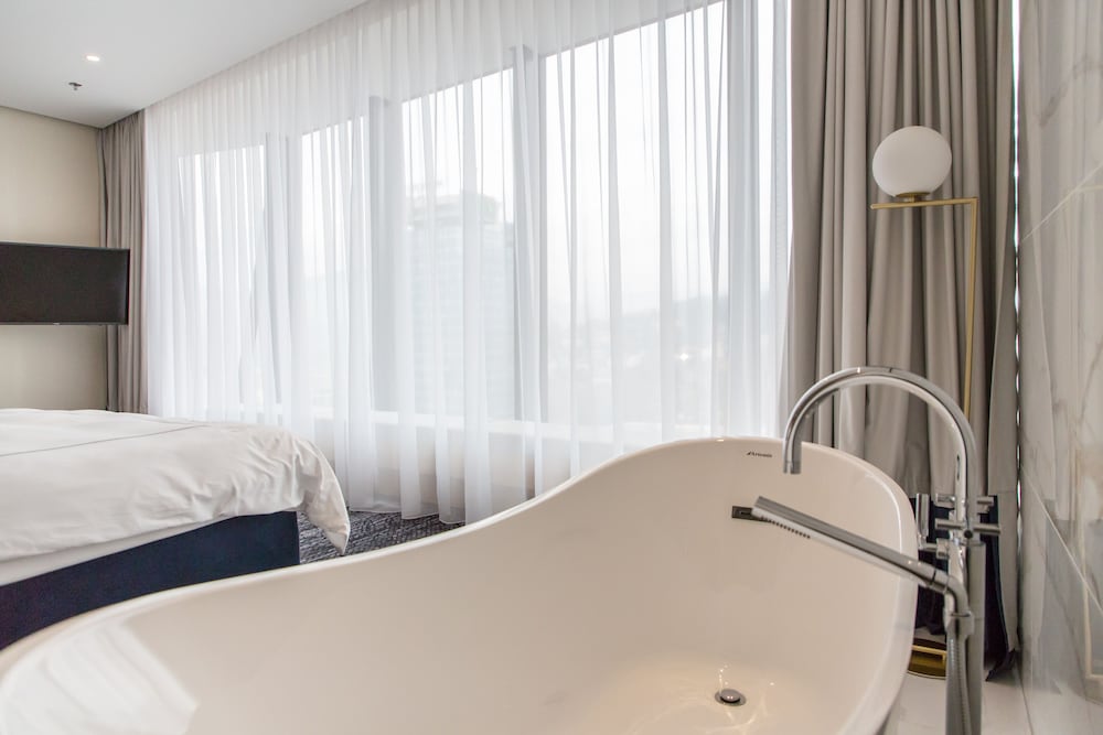 Executive Suite, 1 King Bed with Sofa bed (Panorama) photo 3