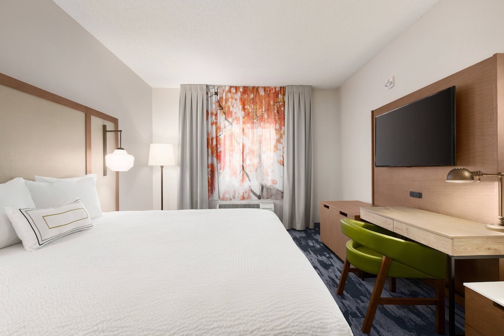 Room, 1 King Bed (Mobility Accessible, Roll-In Shower) - Photo 2