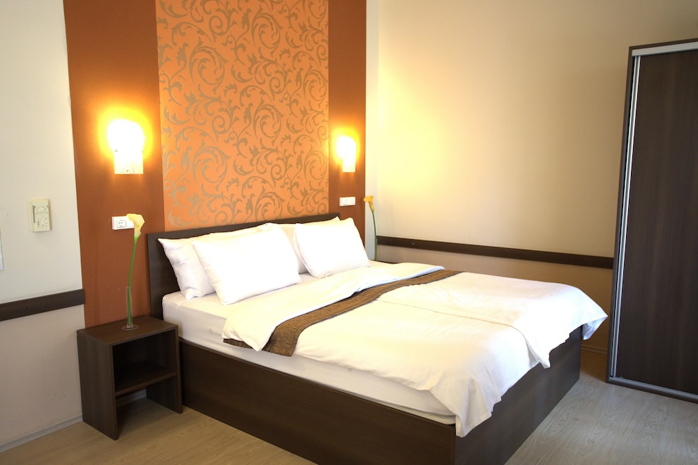 Family Triple Room, Balcony, Partial Lake View