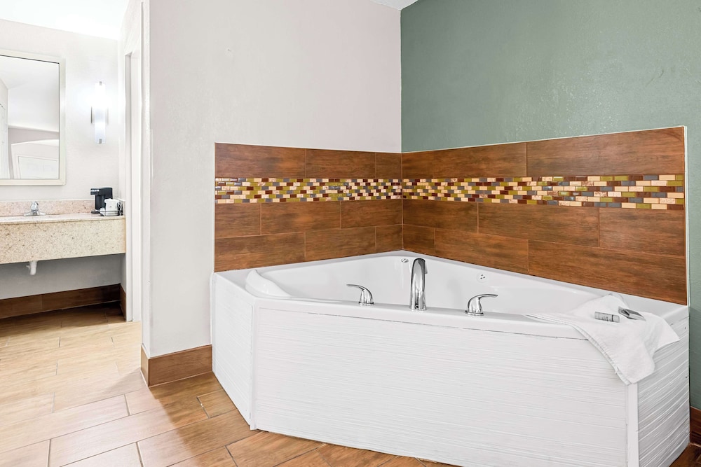 Suite, 1 King Bed, Non Smoking, Jetted Tub photo 3