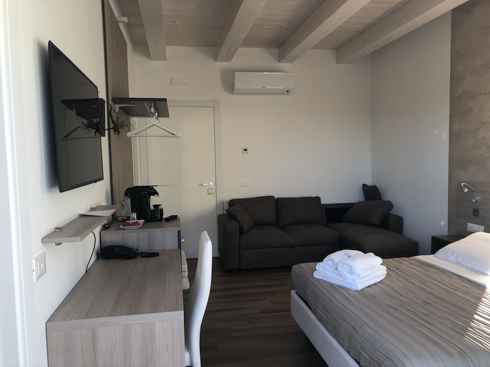 Family Triple Room, 1 Queen Bed, Balcony, Pool View photo 3