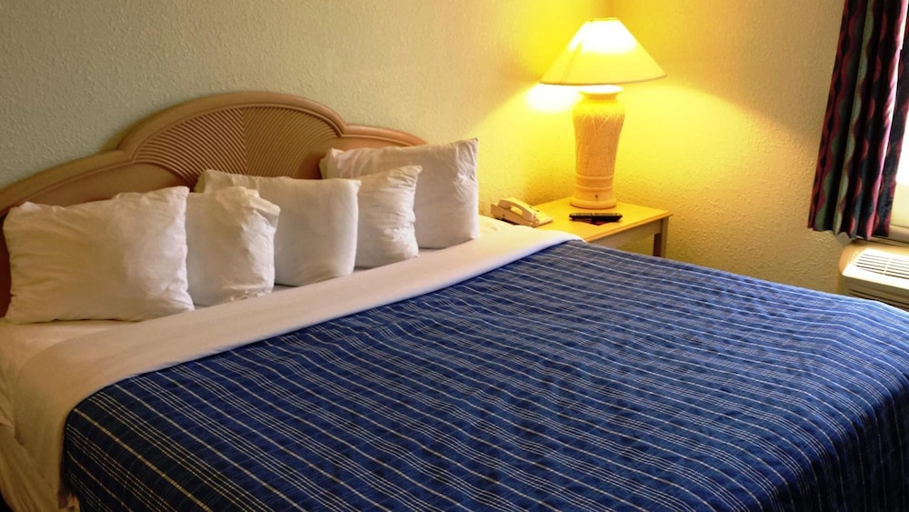 Standard Suite, 1 King Bed - Photo 5