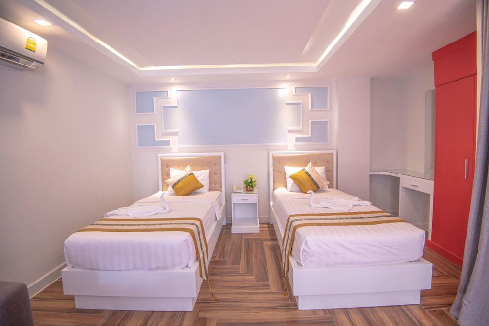 Superior Twin Room with Balcony - Photo 13