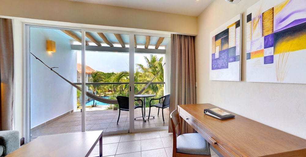 Junior Suite Pool View King Bed