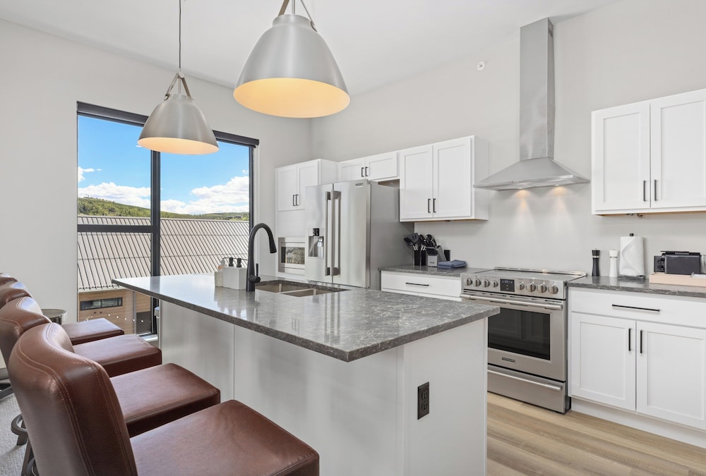 Suite, 2 Bedrooms, Mobility Accessible (Communications) - Photo 2