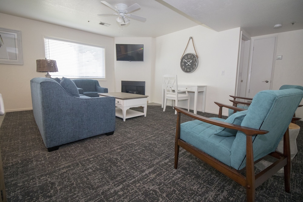 Family Room, 2 Bedrooms, Kitchen - Photo 1