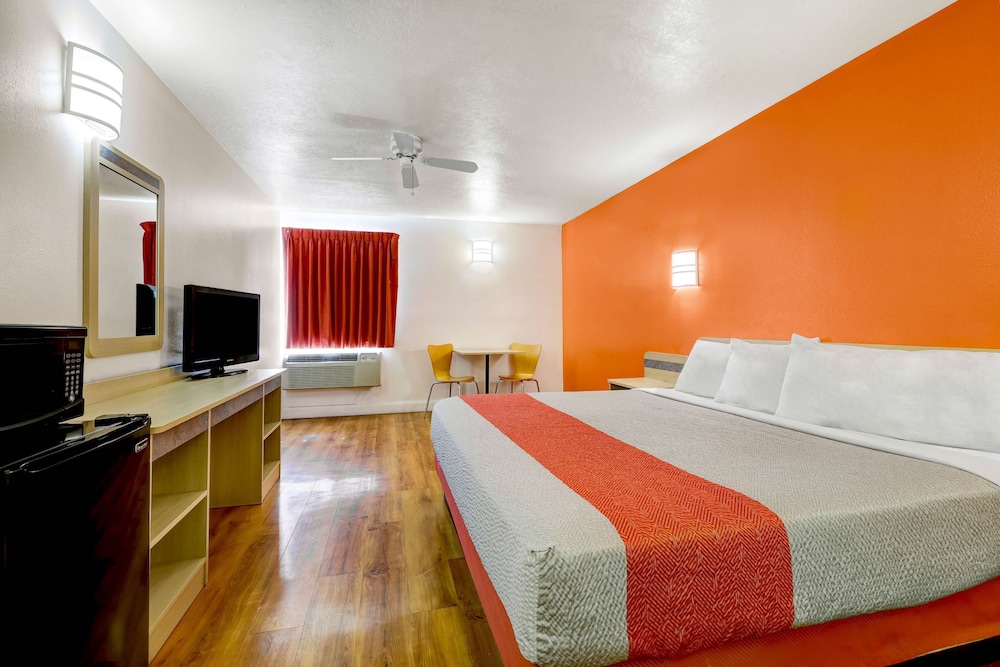 Standard Room, 1 King Bed, Non Smoking - Photo 2