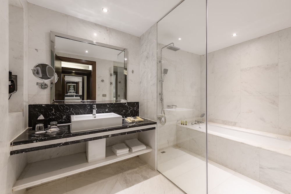 Deluxe 2 Doubles, High Floor, Balcony, Pool/Lake view