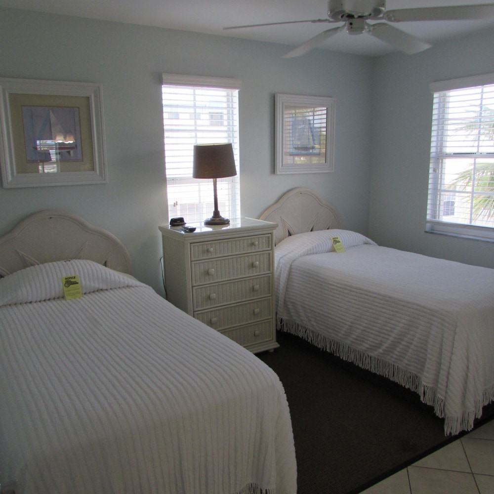 Apartment, Multiple beds, Partial ocean view