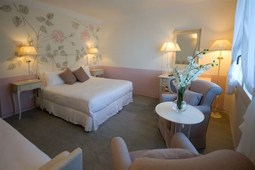 Deluxe Double Room, Private Pati on the Lake in Villa, No Lift photo 2