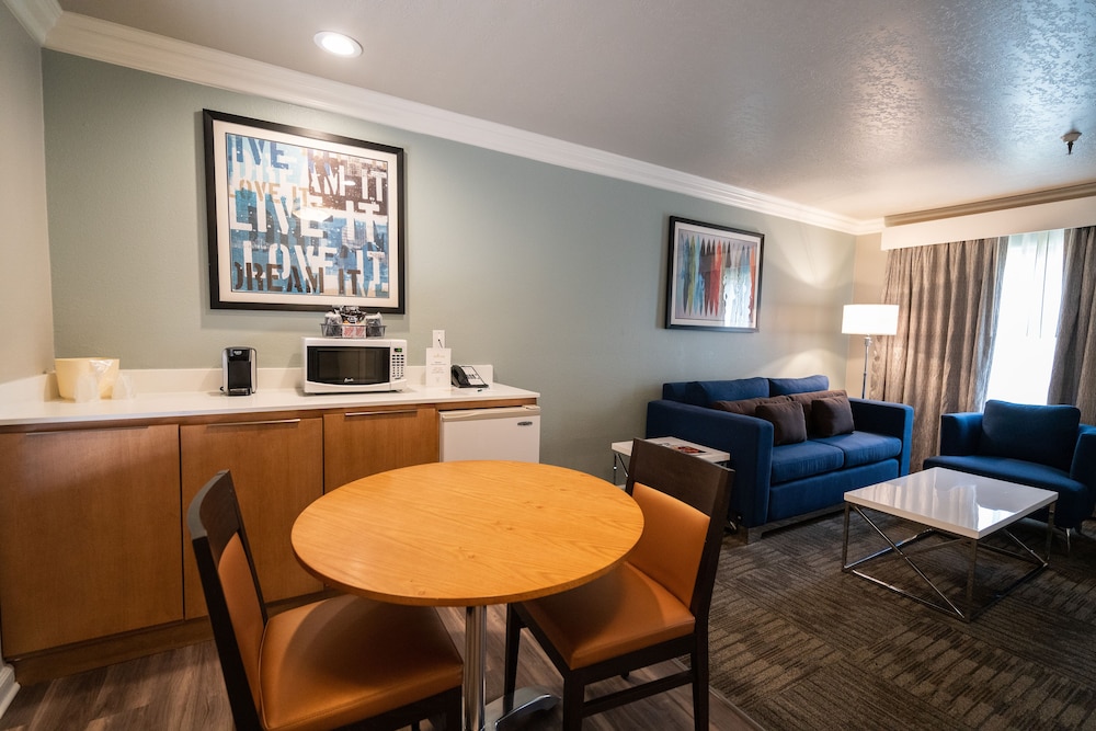 Monarch Deluxe King Suite