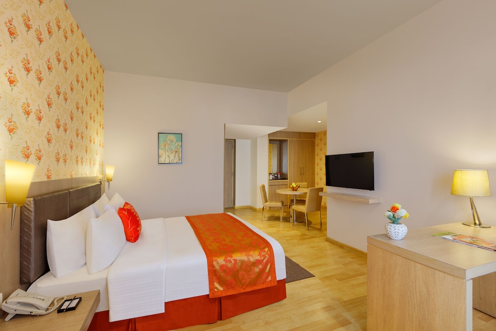 Deluxe Room, 1 King Bed (Club Room) photo 3
